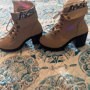 Size 1 In Little Girls Cute Tan Boots With Wedge